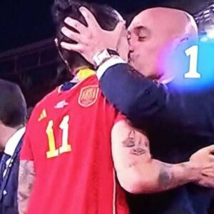 Abuso futbolero: Un beso mal plantado